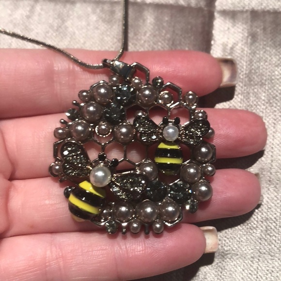 BEE HoneyComb Pendant Necklace NWOTS - Picture 5 of 12